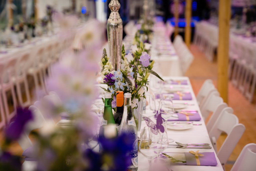 Gedekte tafel met paarse accednten
